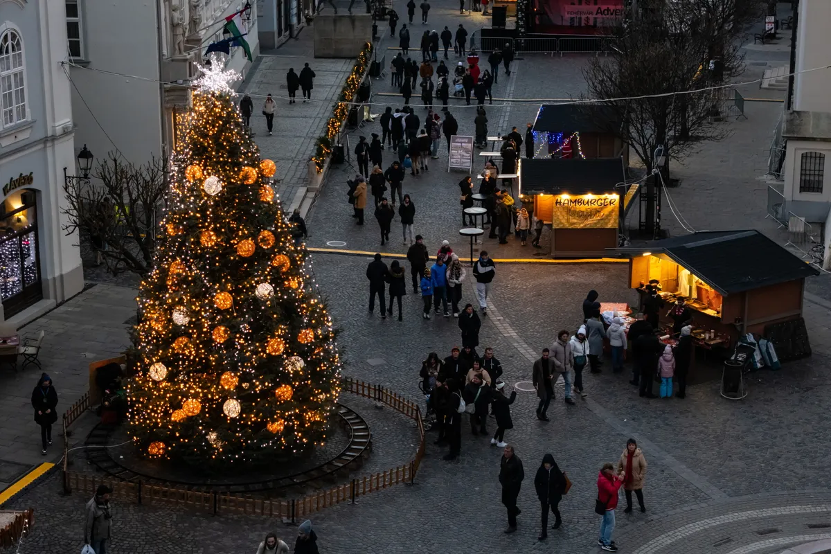 Székesfehérvár Adventi Vásár, a hétvégi programajánló részeként.