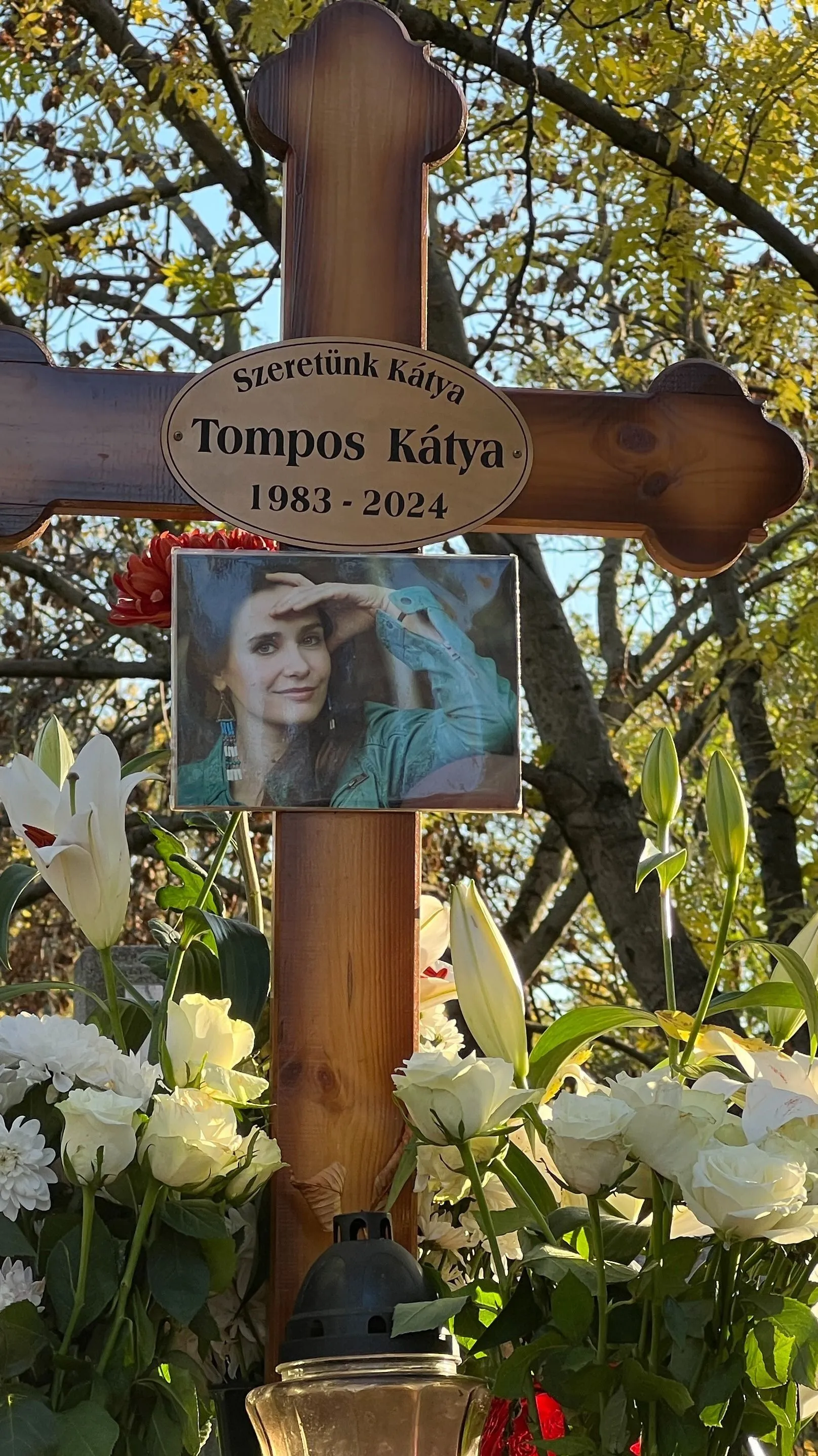 Tompos Kátya sírját gyönyörű virágok borítják