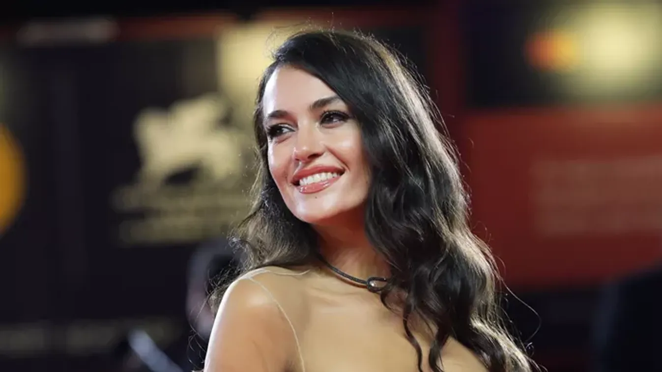 Szinte kiesnek a mellei, merész estélyiben jelent meg a BL-háziasszonya