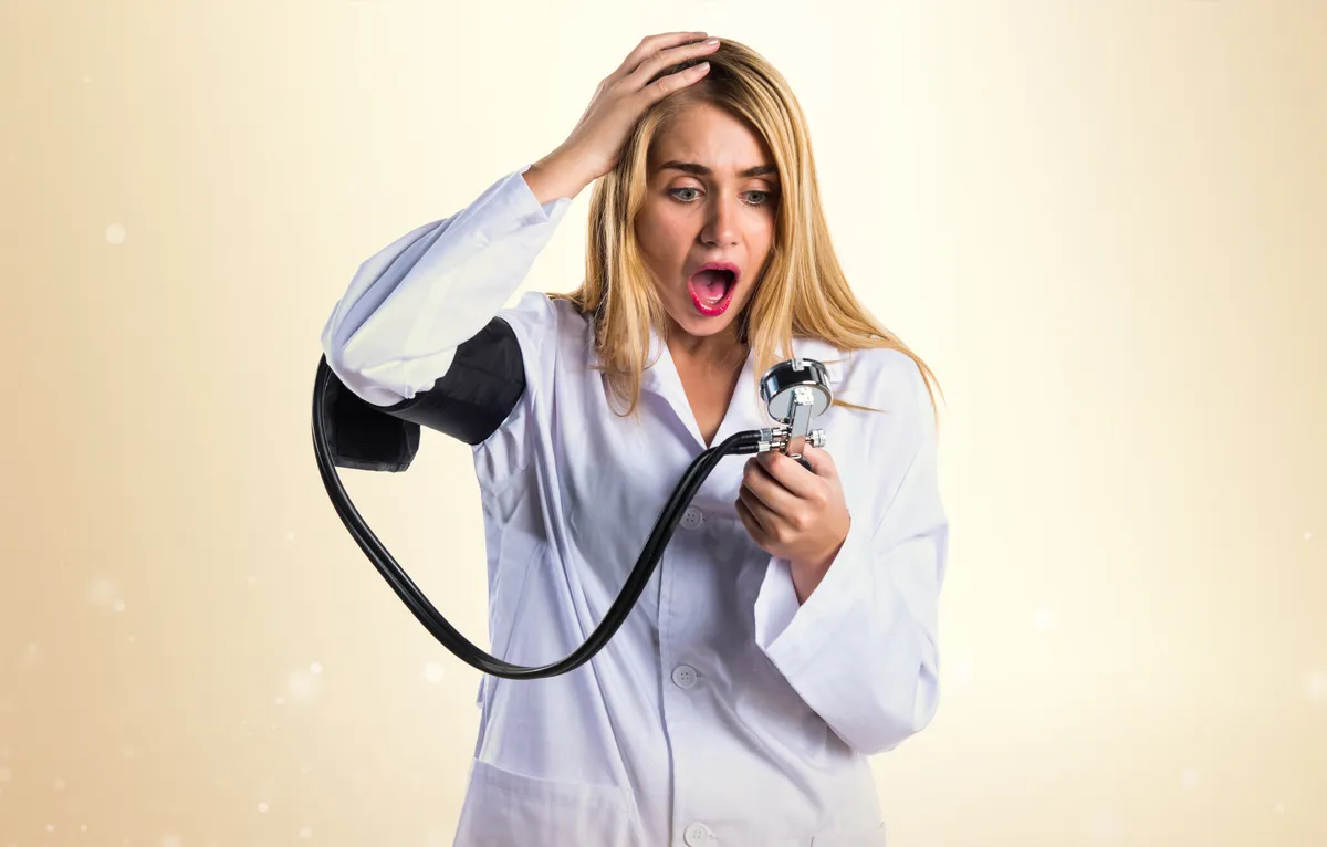 Vérnyomáscsökkentő diétát betartó fiatal nő fehér köpenyben