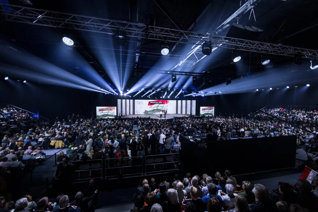 Háborúellenes Gyűlés, curtis, radics gigi