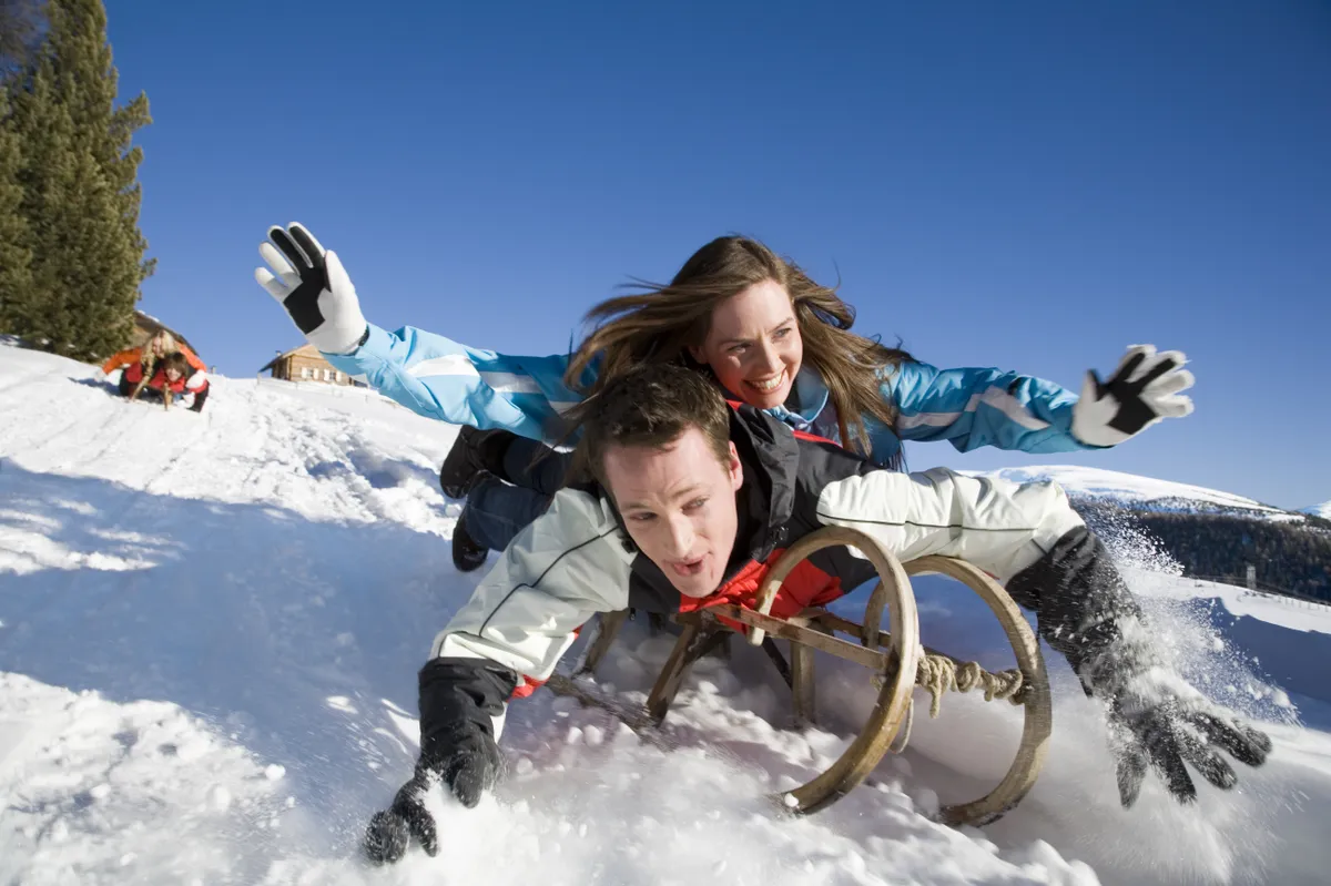 A legjobb hazai szánkópályák izgalmas családi programokat kínálnak.