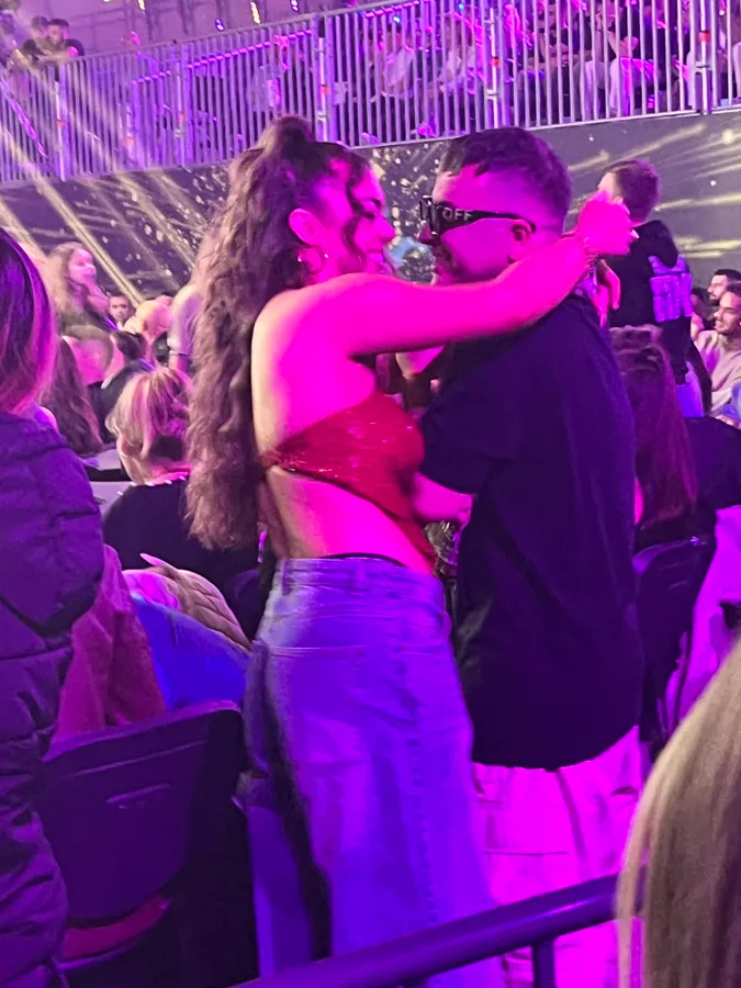 L.L. Junioron úgy csüngött fiatal szerelme, mint levél a fán. 