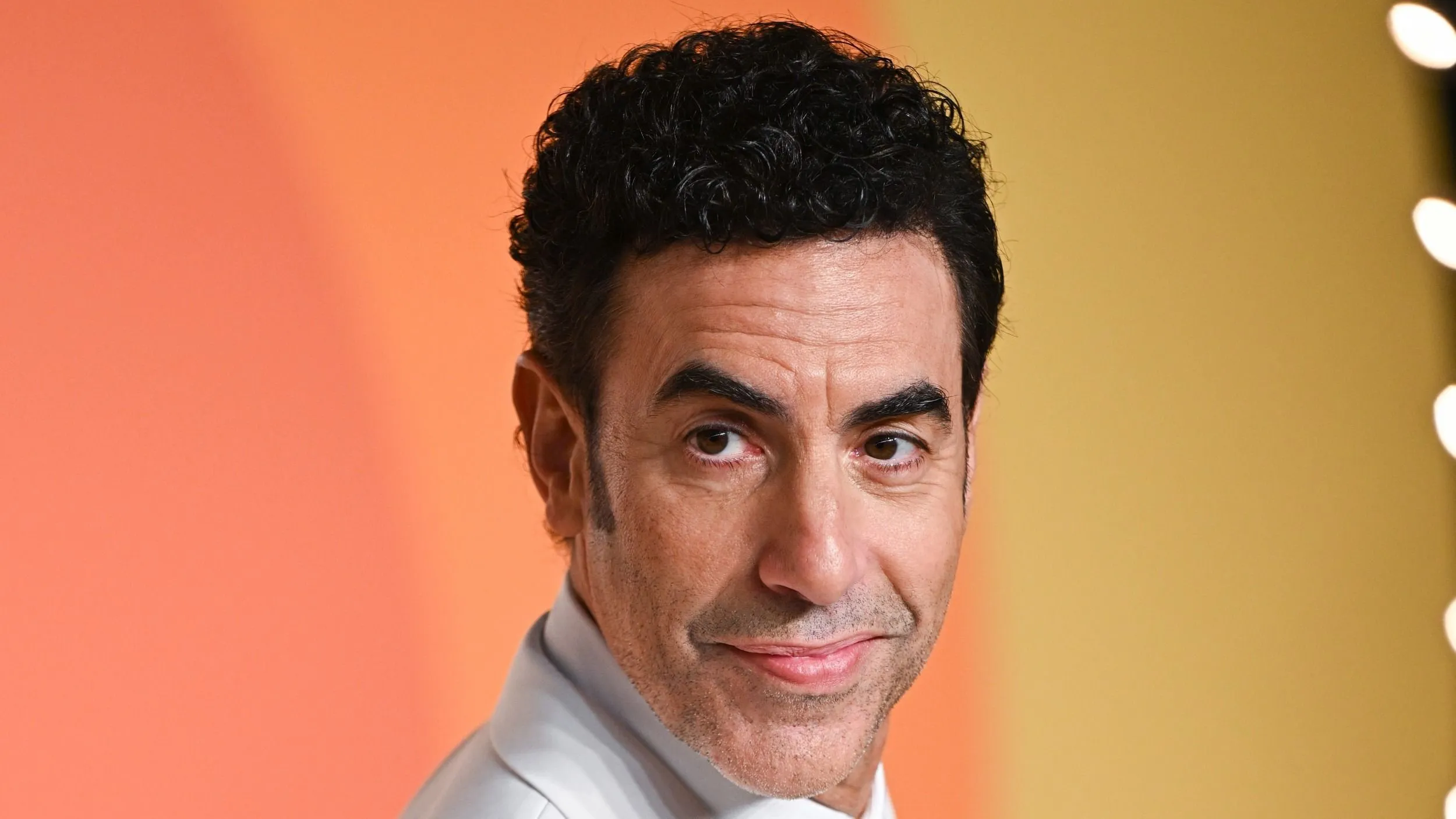 Ezzel a fiatal nővel vigasztalódik Sacha Baron Cohen