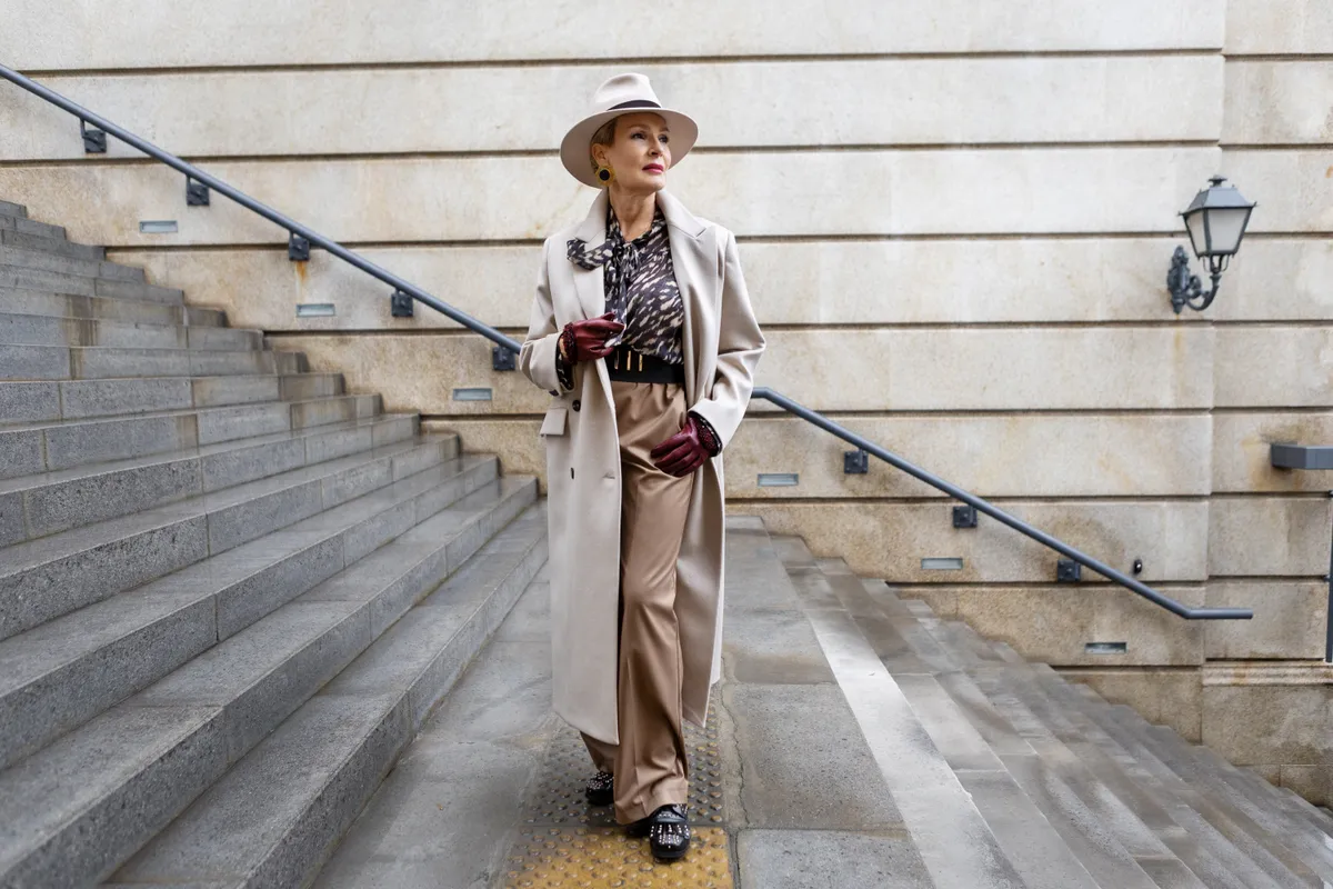 Elegáns nő bézs kabátban