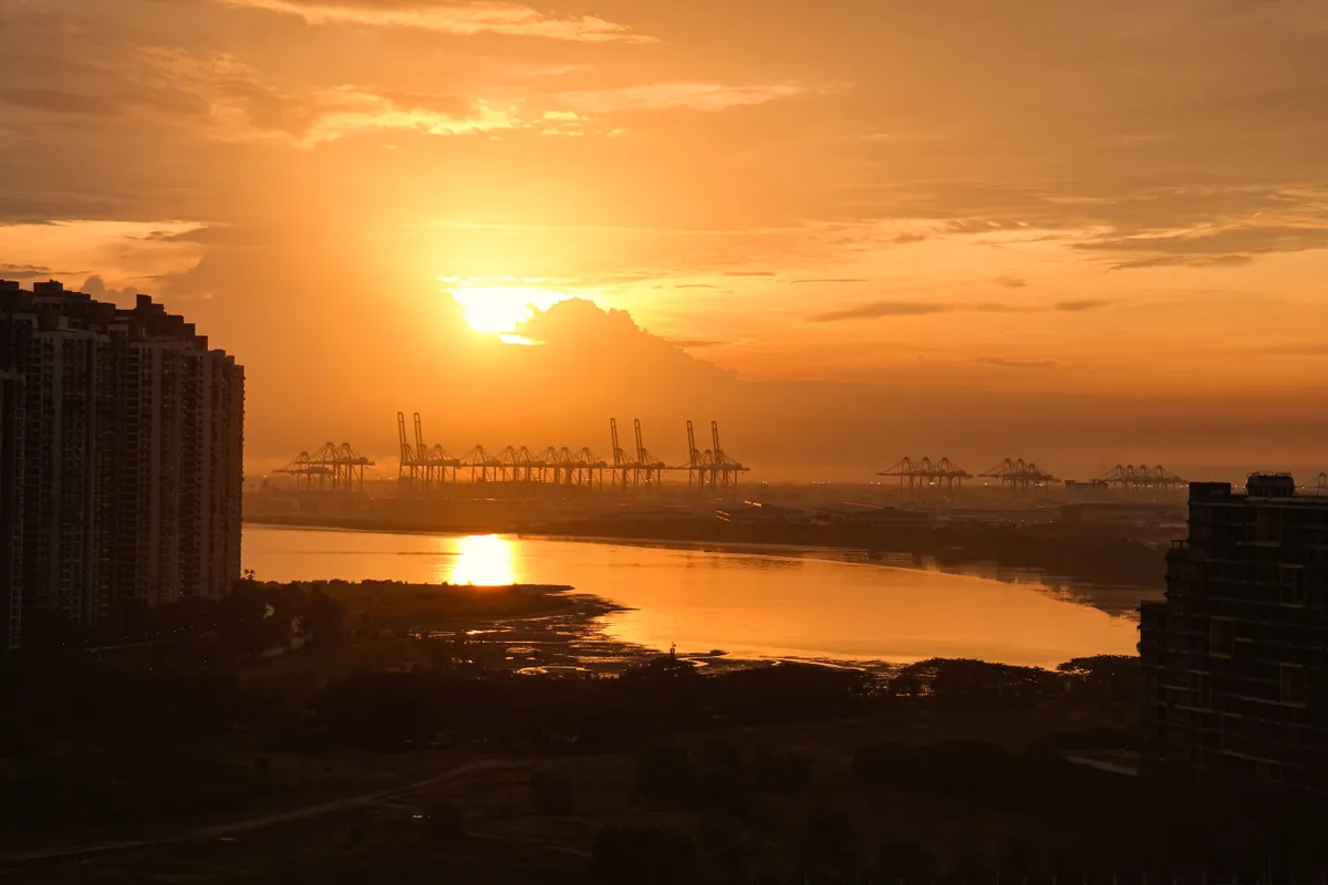 Naplemente a 40. emeleti tetőteraszról Forest City-ben
