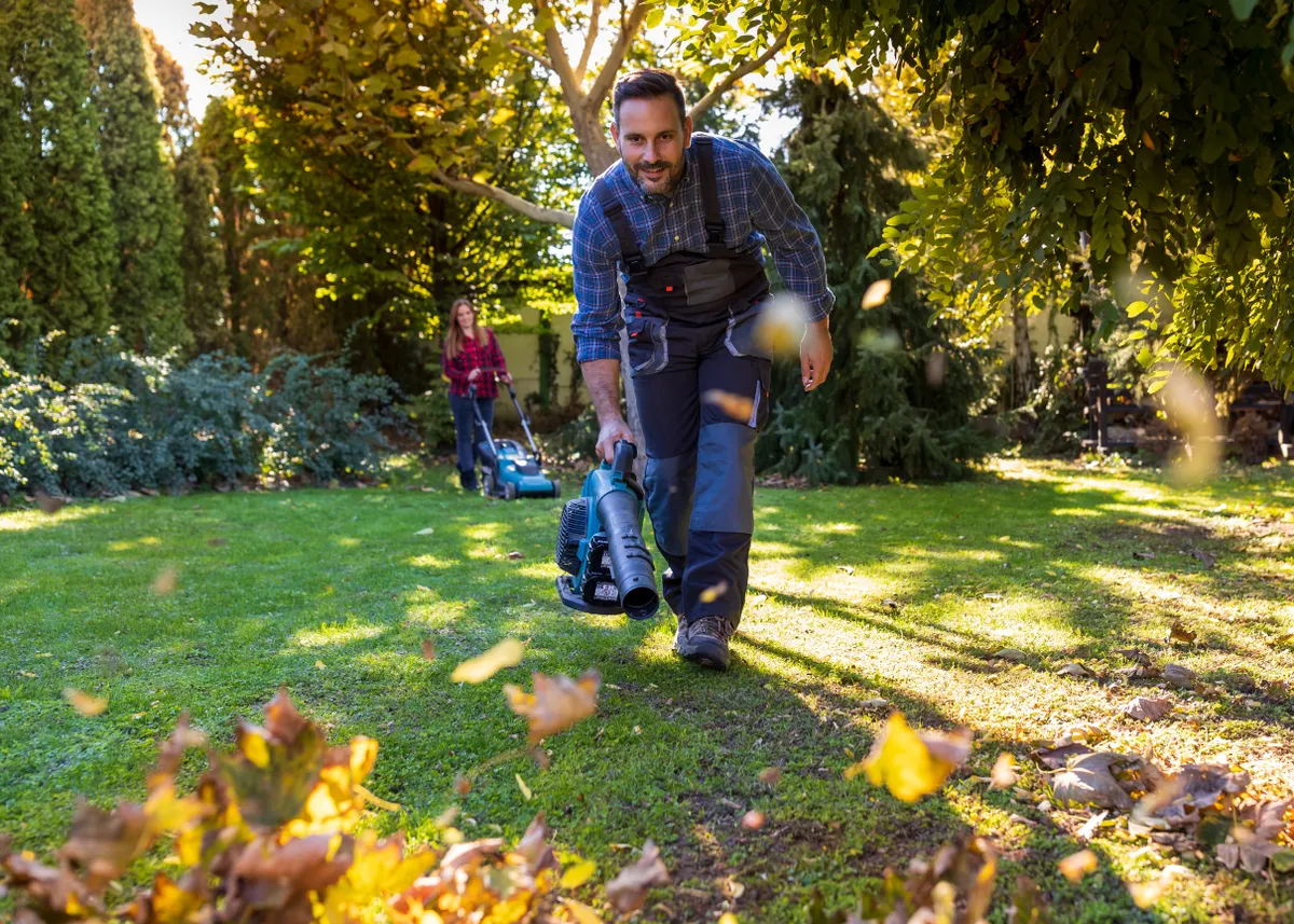 Hasznos kerti szerszámok: lombfújóval gyorsabban végzünk.