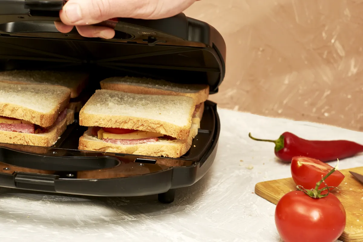 Két sajtos toast után a melegszendvicssütő takarítása.