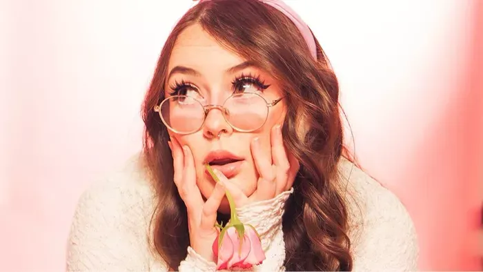 Ritka betegsége miatt hatalmas mellekkel él egy fiatal nő