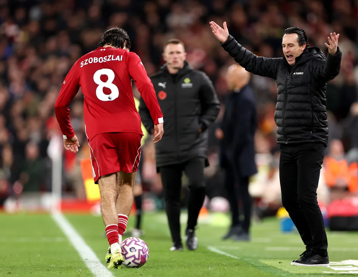 Szoboszlai Dominik a Liverpool-Aston Villa meccsen húzta ki a gyufát Emery-nél, időhúzás miatt sárga lapot kapott a magyar középpályás