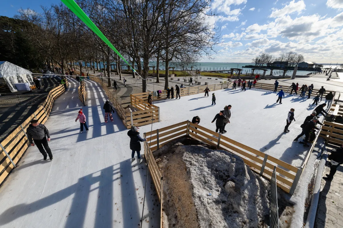 December közepétől január végéig lehet élvezni a balatonfüredi jégpályát