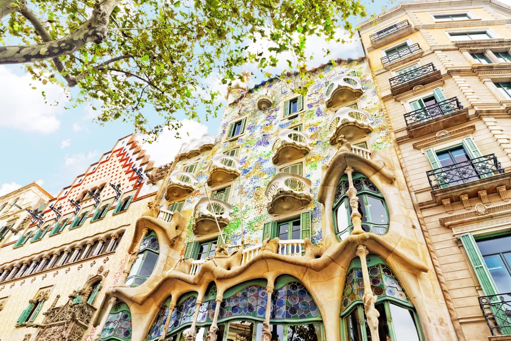 Szintén Antoni Gaudi alkotása a Casa Battló is, amely 1904-06 között készült el. Gaudi az épületet - melyet a Csontok házaként is ismernek - egy már meglévő lakóházból alakította át, amelynek még a bútorzatát is saját maga tervezte. A Casa Batlló az építész szecessziós stílusának egyik lgszebb példája. 