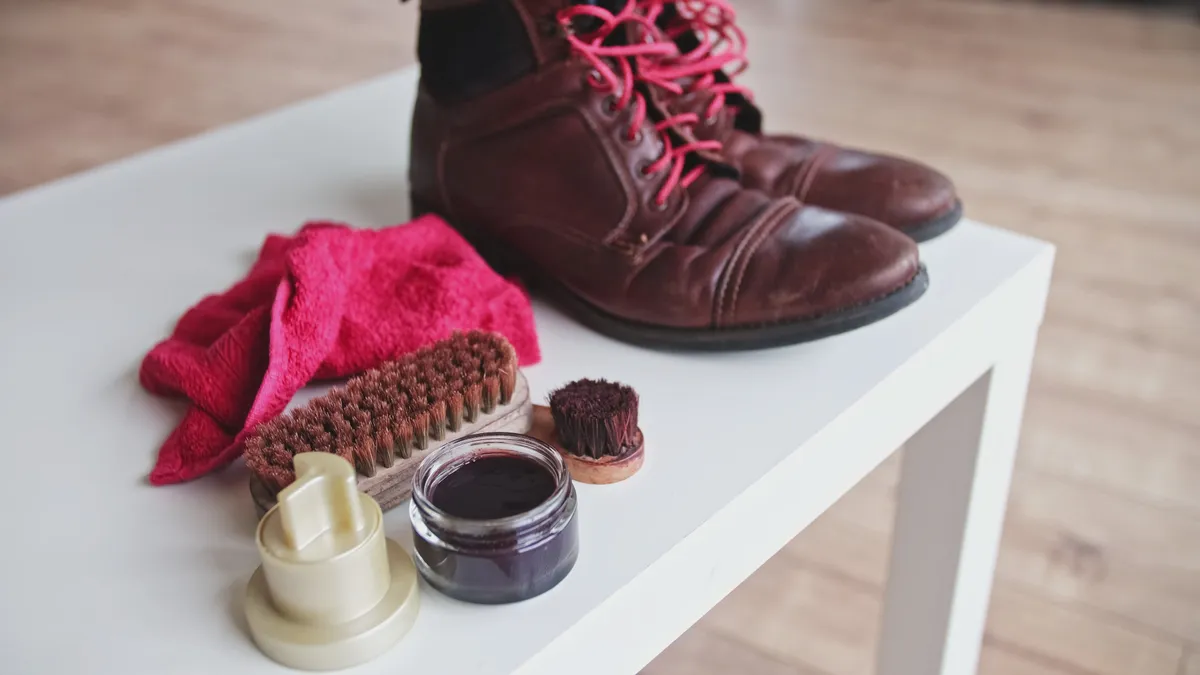 Impregnálás és ápolás előtt álló régi bakancs