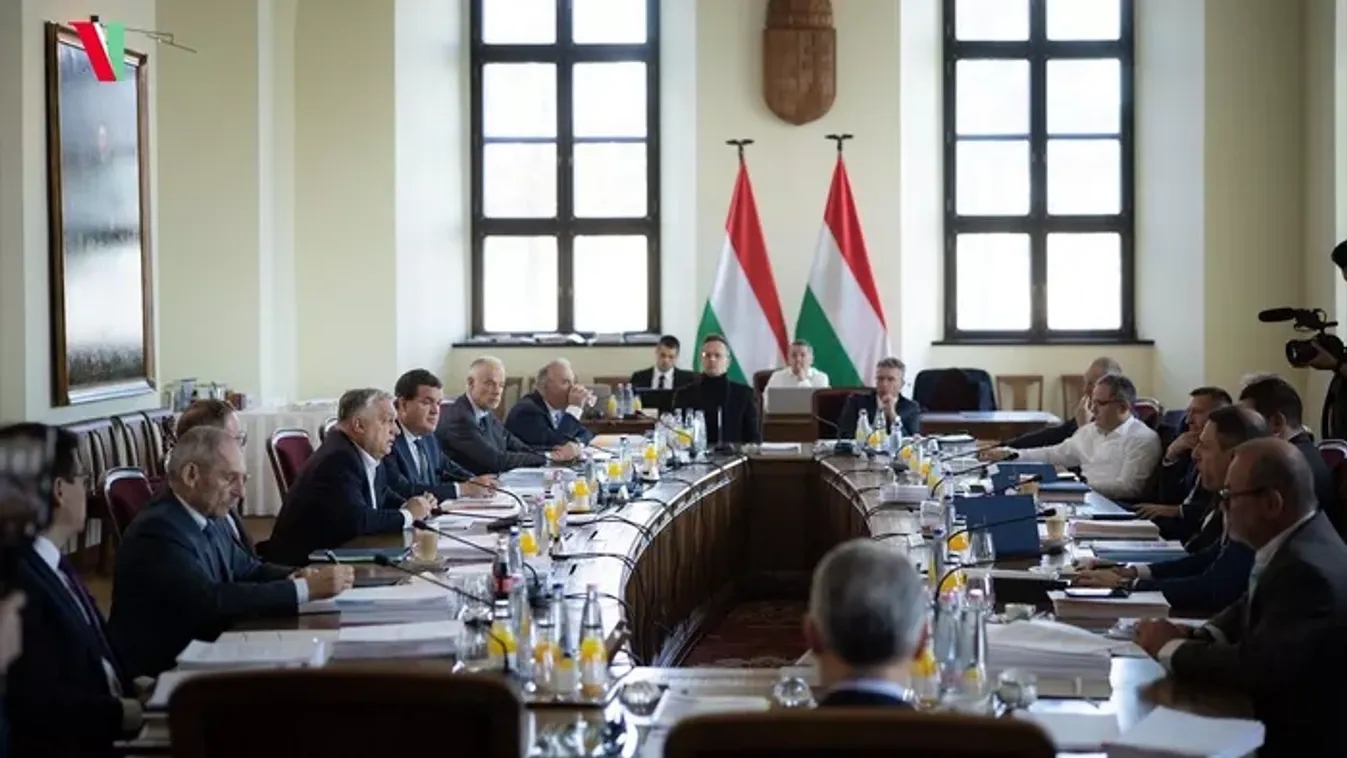 A kormány nem engedi el a nyugdíjasok kezét, a Tisza Párt viszont a mélybe rántaná őket