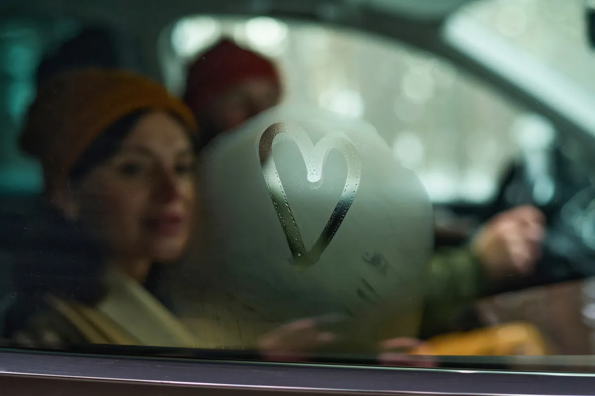 Hideg autóban ülő fiatal pár.