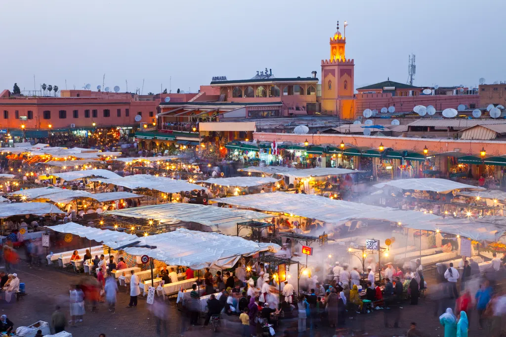 A Jemaa el-Fnaa tér, Marrakesh főtere, ahol ég kígyóbűvölőkkel is találkozhatunk.