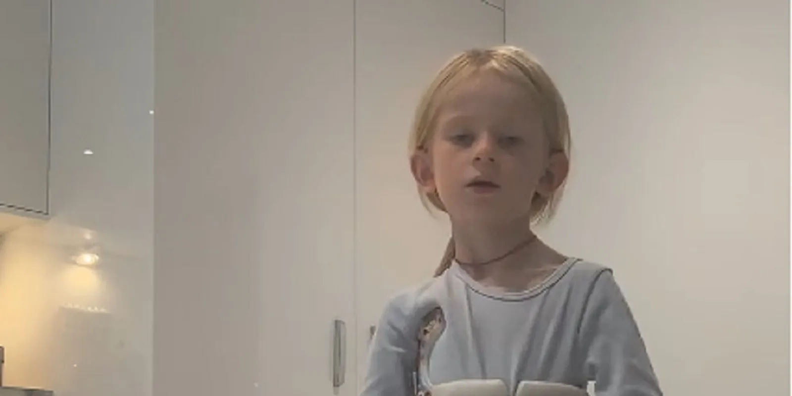 A négyéves gerince 70 fokban görbült egy csúszdázás után