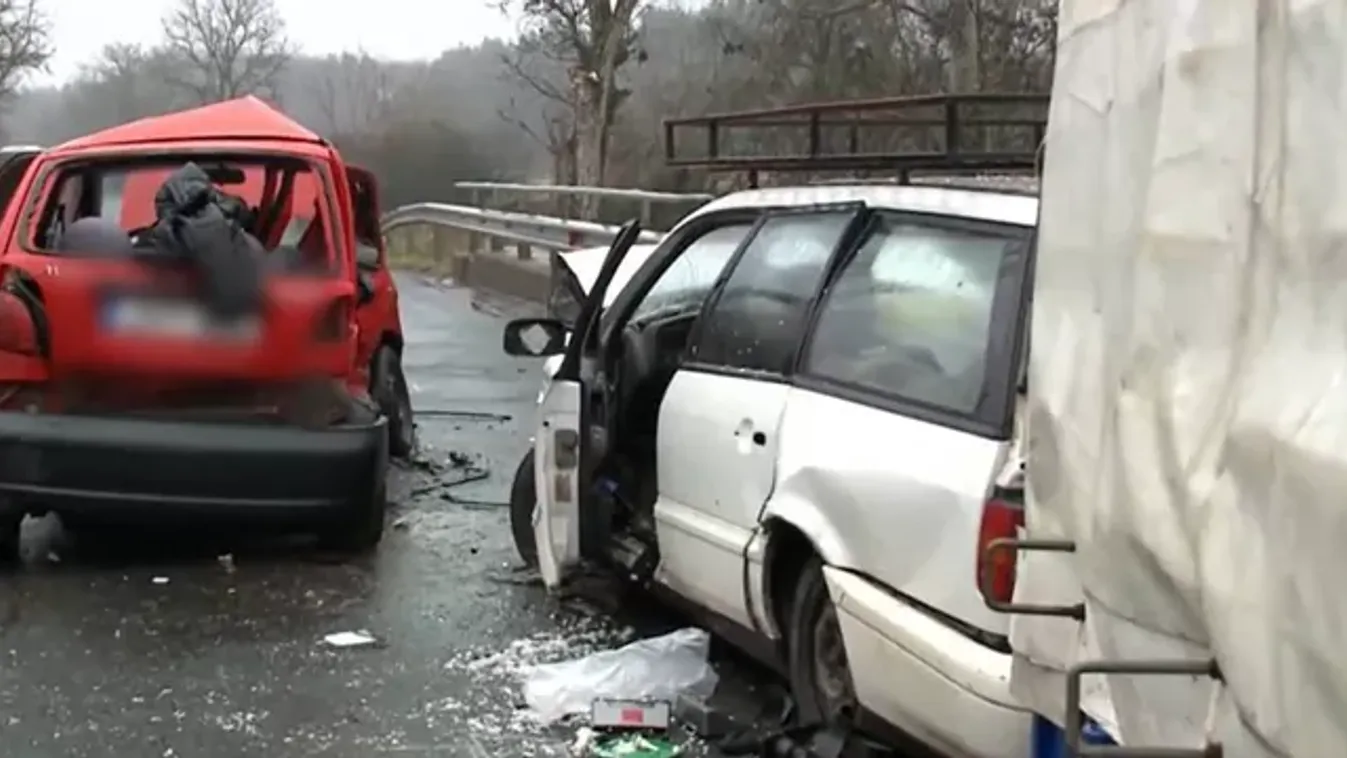 Kis híján életet követelt a horrorbaleset Bánknál: fácán miatt csapódtak egybe
