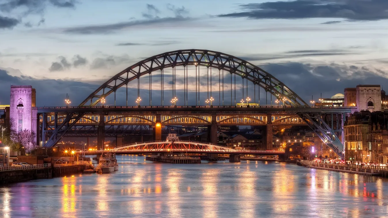 Newcastle a kék órában: városkép a Tyne-folyó felől