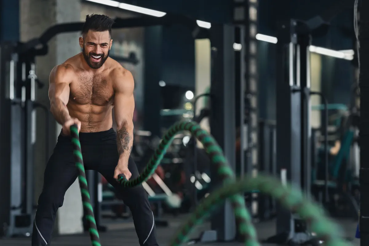 Férfi sportolás közben élvezi a vadállatias ösztönök levezetését.