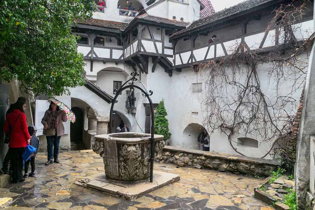 A Törcsvári-kastély udvarán található reneszánsz kút a astély egyik legszebb építészeti eleme. 