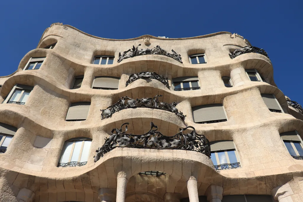 A Casa Mila, más néven a Kőbánya a gazdag textilgyárosnő, Roser Segimon de Milà és férje, Pere Milà megrendelésére készült 1905-1910 között, és Gaudi egyik legismertebb, egyben legutolsó lakóépülete. Életének abban az időszakában tervezte, amikor úgy érezte, álmai szeretfoszlottak. 