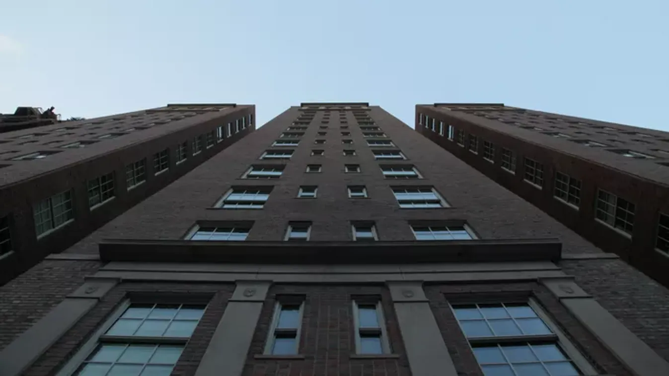 "Néhány nappal ezelőtt itt játszottam vele" – halálba zuhant a huszadikról egy kétéves kisfiú