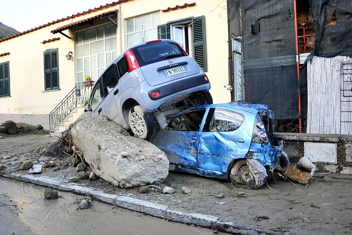természeti katasztrófa, sárlavina miatt egymásra torlódott autók az olaszországi Ischia szigetén.