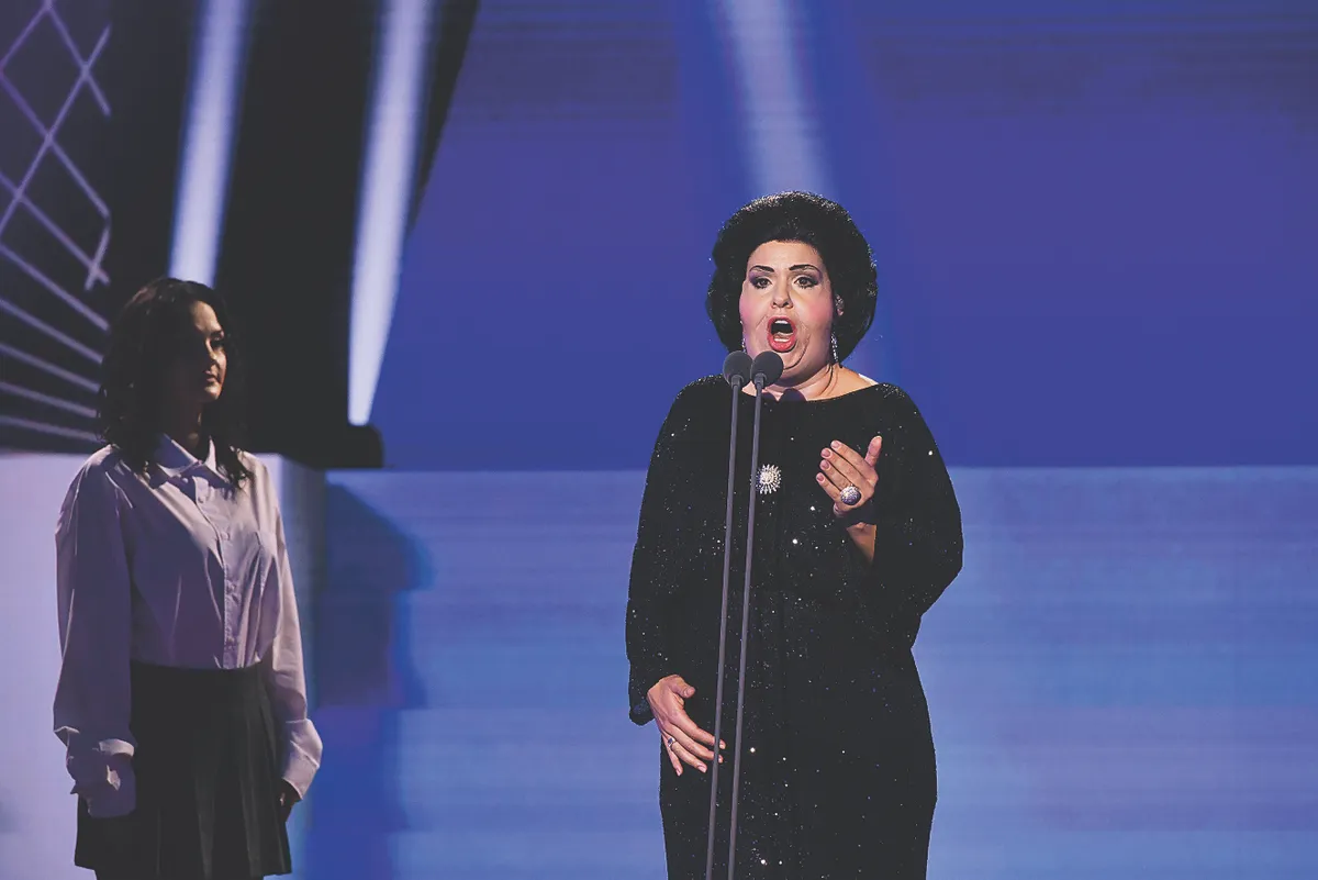 Dér Heni az előadás alatt végig azon izgult, hogy ne essen le róla a maszk