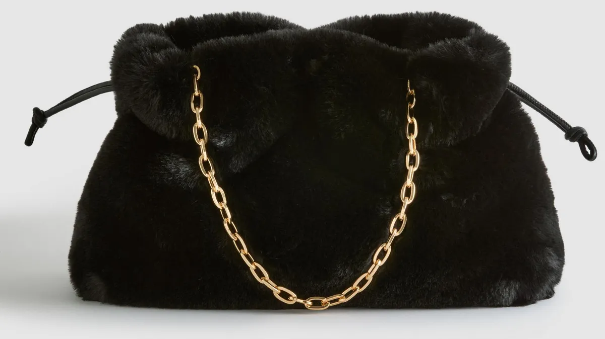 2025-ös téli divat: műszőrmetáska lánccal.