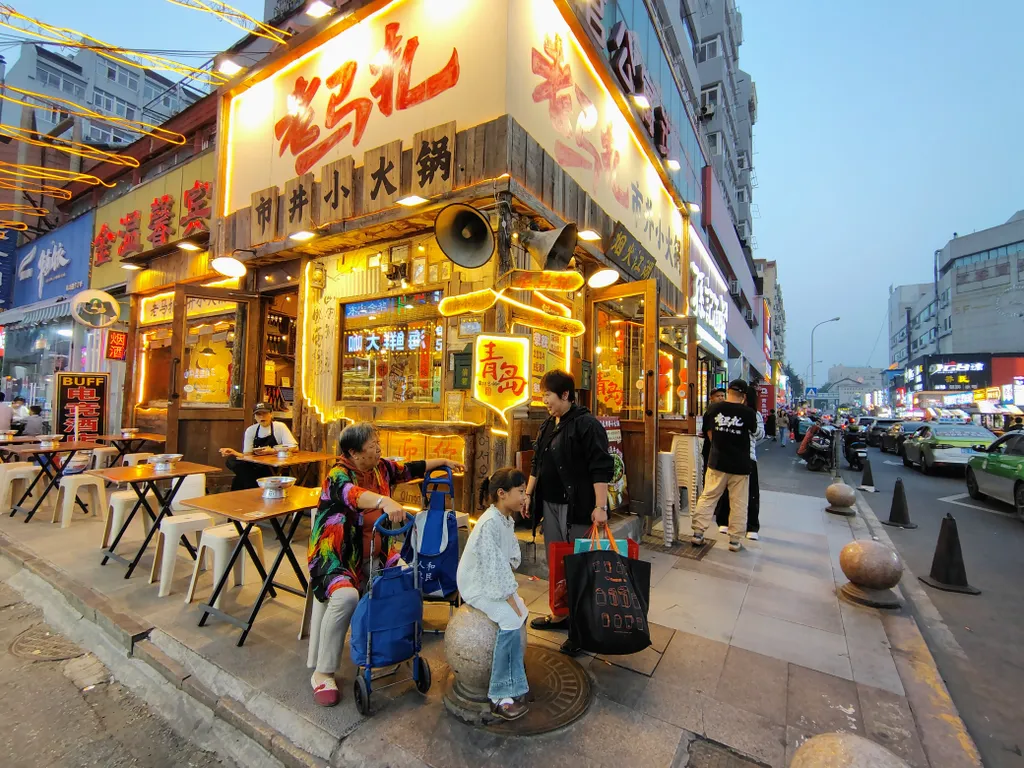 Utcai étkezde Csingtaoban, ahol csirkétől a marháig, tenger gyümölcseitől a sertésig, mindent kínálnak.