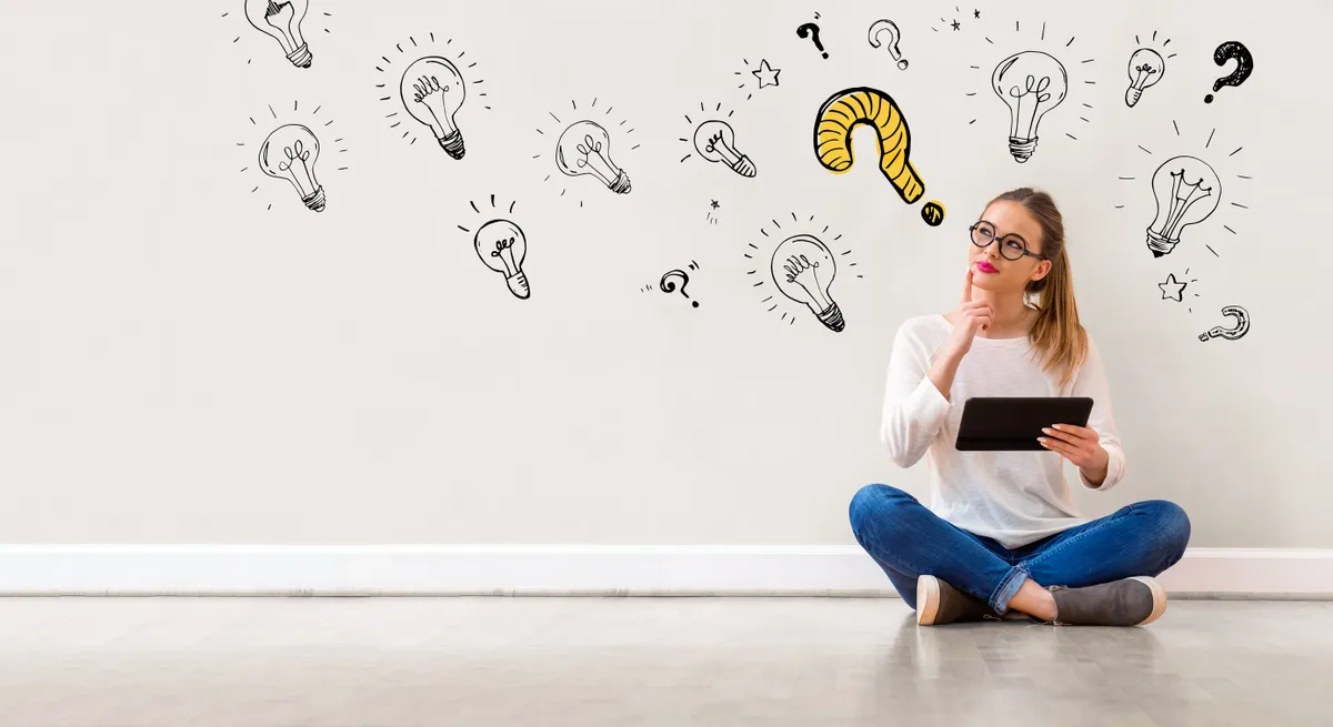 Földrajzi kvíz: gondolkodó fiatal lány ül a földön.