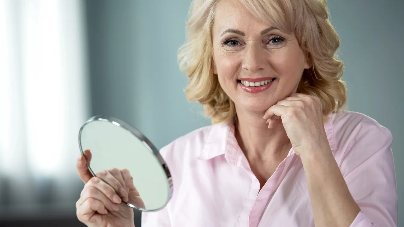 Téli sminket viselő középkorú nő