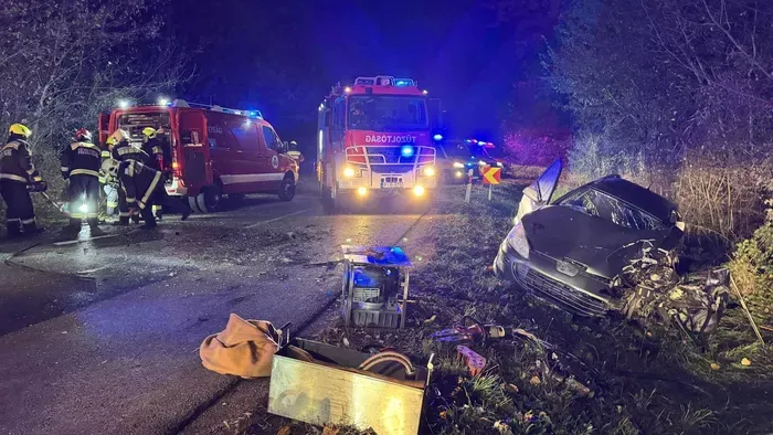 Súlyos baleset: frontálisan ütközött két autó