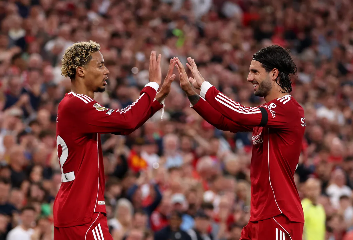 Hugo Ekitiké (balra) és Szoboszlai Dominik nyár óta csapattársak a Liverpoolban