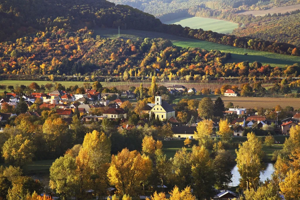 A cseh határ közelében fekvő Trencsén környéke is izgalmas túrákat kínál, ahol a természeti környezet ragadja magával a kirándulókat.