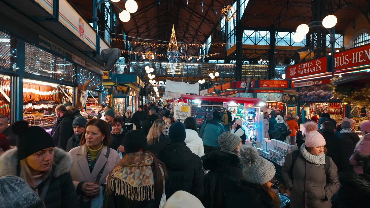 A fővárosi vásárcsarnokok, mint a Fővám téri Nagycsarnok, zsúfoltak az ünnepi időszakban.