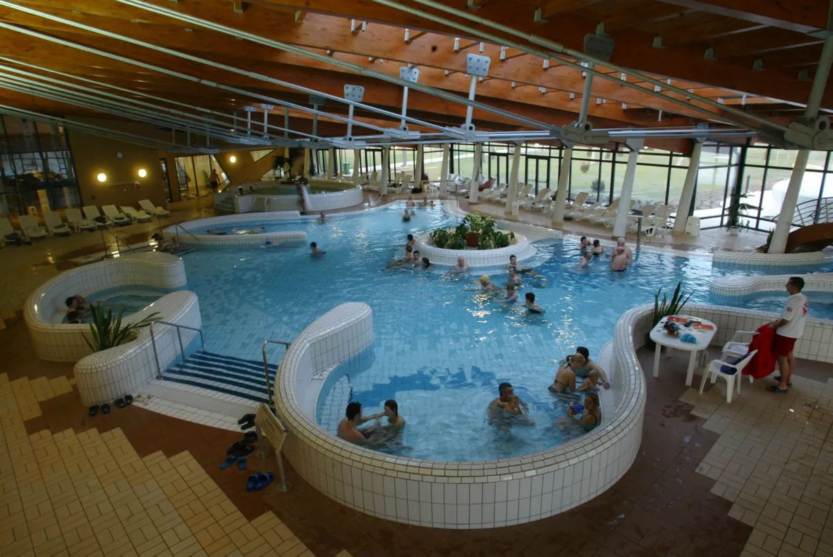 A Pápai Gyógyfürdő benti medencéje