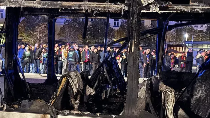 Tűzoltók húzták ki a szurkolókat a lángoló buszból