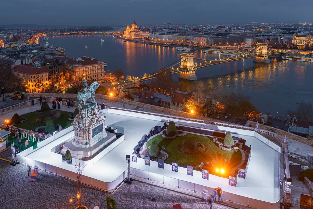 A budai vár előtt, a Savoyai-szobor körül kialakított jégpálya lenyűgöző panorámát kínál a pesti oldalra.