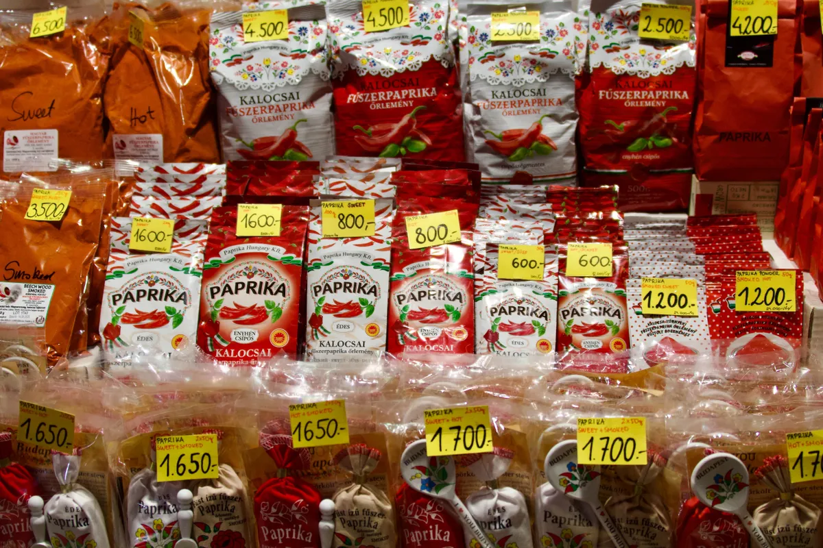 Kalocsai paprikák a Fővám téri Nagycsarnokban.