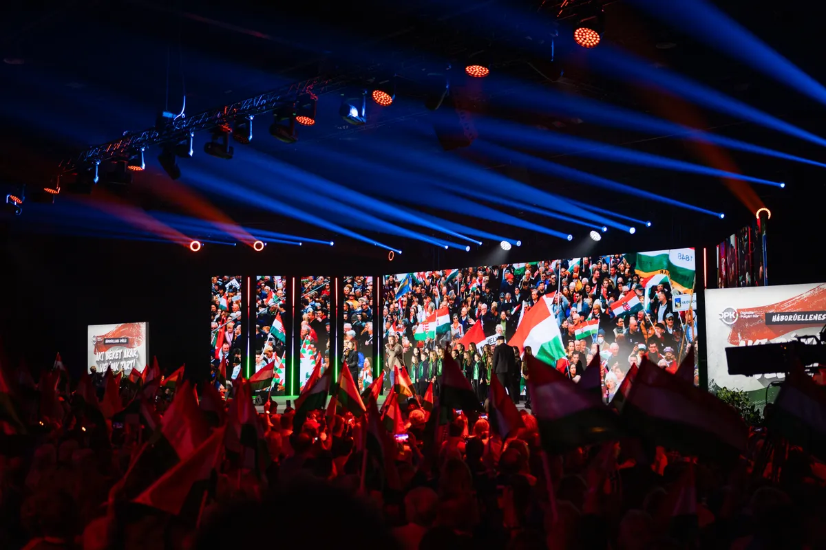 óriási érdeklődés volt az első háborúellenes gyűlésen.