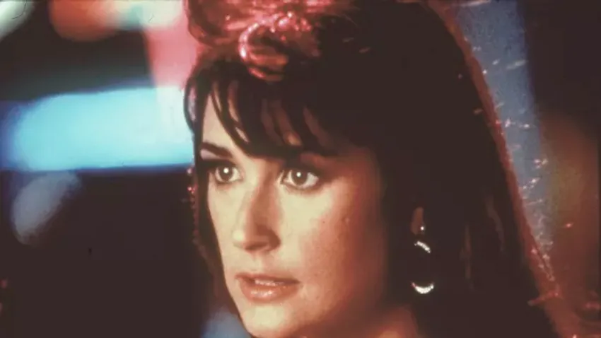 Demi Moore, a csodás fekete hajzuhatag tulajdonosa ma ünnepli 63. születésnapját