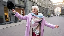 Éveket fiatalodhatsz, ha így viseled a sálat 50 felett