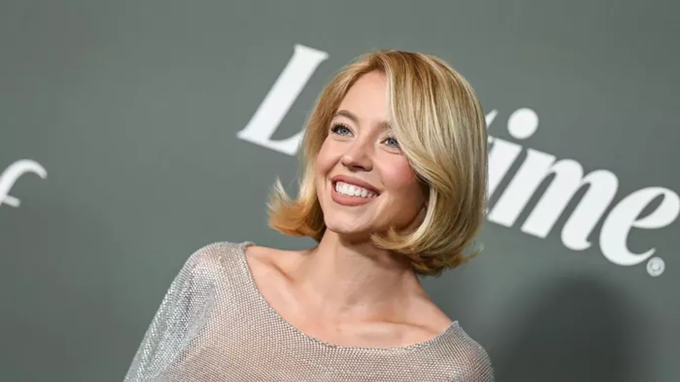 Sydney Sweeney megmutatta tökéletes melleit, a Liverpool sztárjai versengenek érte