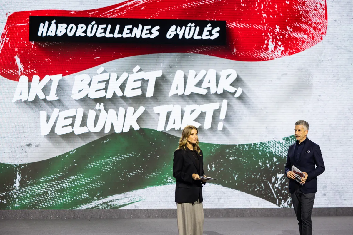 Szabó Zsófi és Rákay Philip a második Háborúellenes gyűlésen Nyíregyházán 