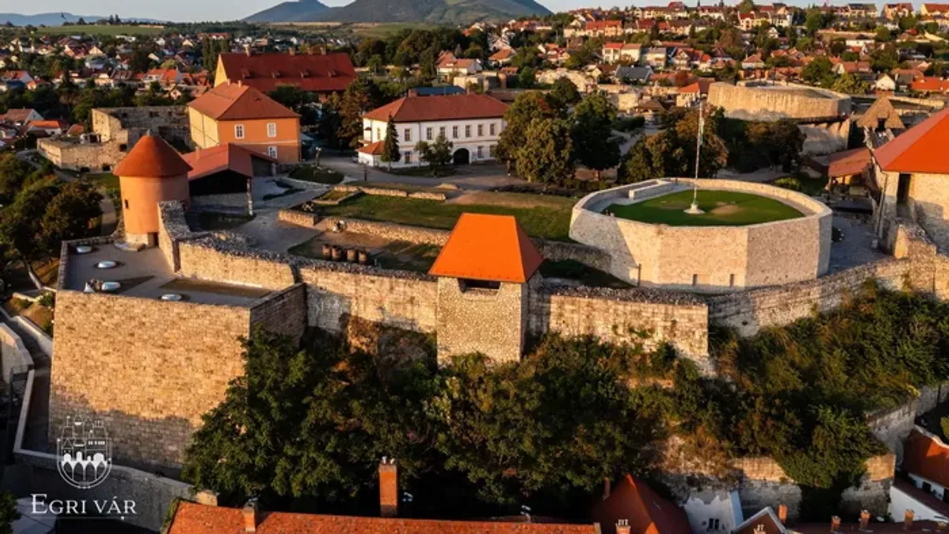 Veszély: Leomlott az egri vár egy része, le kellett zárni a várfalsétányt