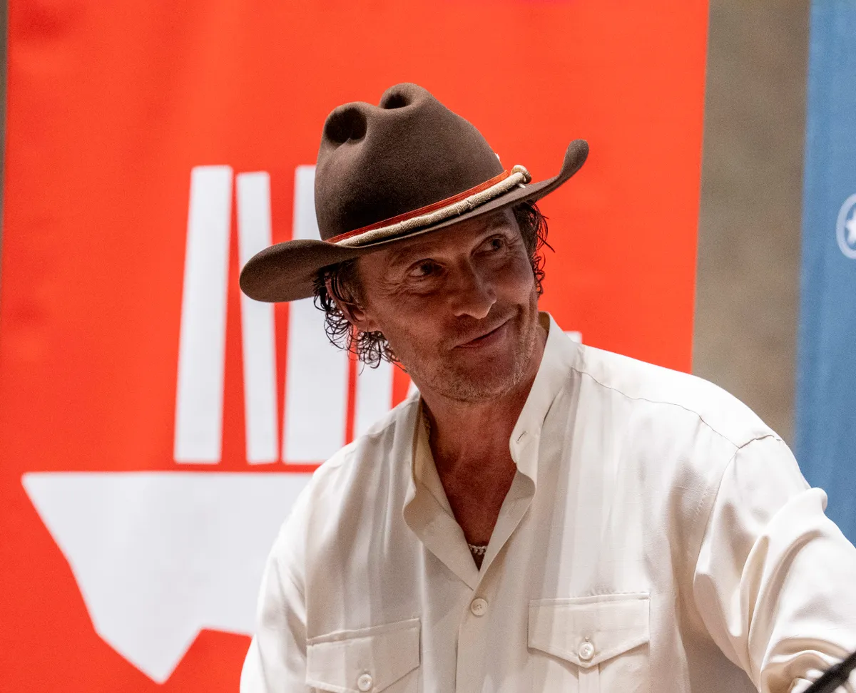 Matthew McConaughey a Texasi Könyvfesztiválon olvas fel új verseskötetéből.