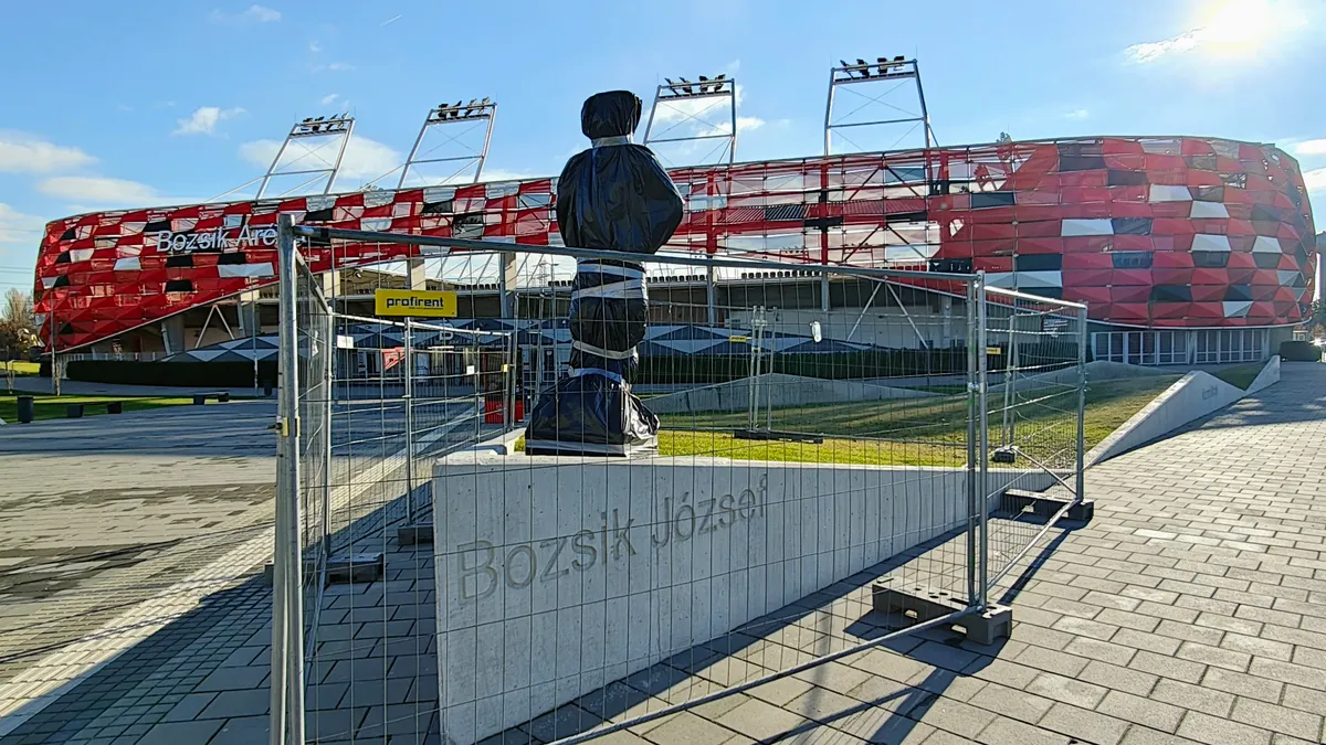 Bozsik József szobrát jövő kedden reggel 8.15-től avatják a róla elnevezett Bozsik Aréna előtt