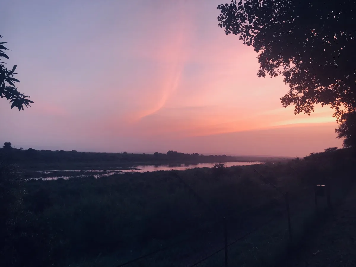 Hajnal Afrikában a Sabie-folyó mellett